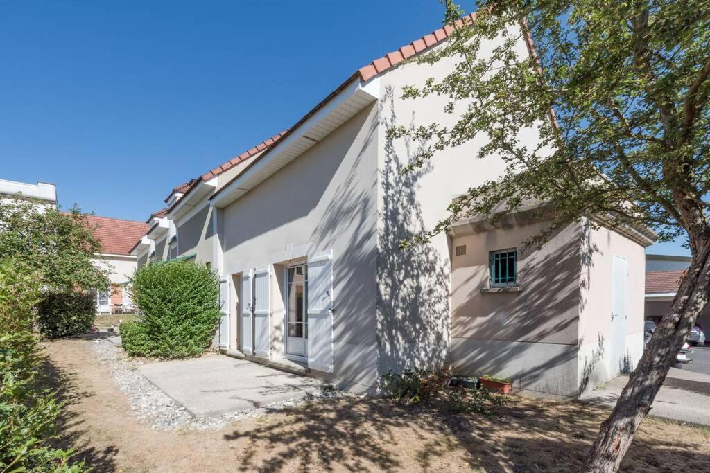 Guest House III Magny-le-Hongre Bagian luar foto